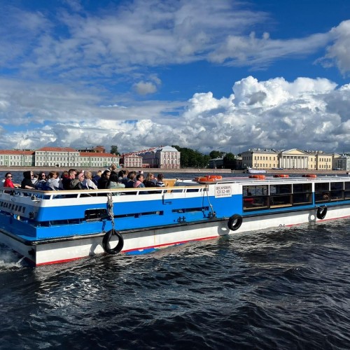 К разводным мостам — на ночном теплоходе