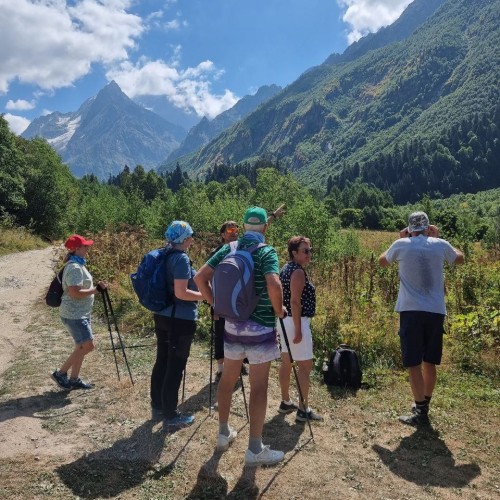 В Домбай всей семьёй: тур по природным красотам с аниматором и лёгкими прогулками в горах