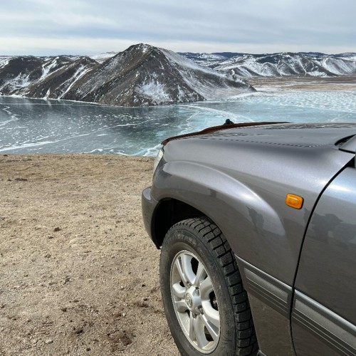 Зимняя рыбалка на льду Байкала своей компанией