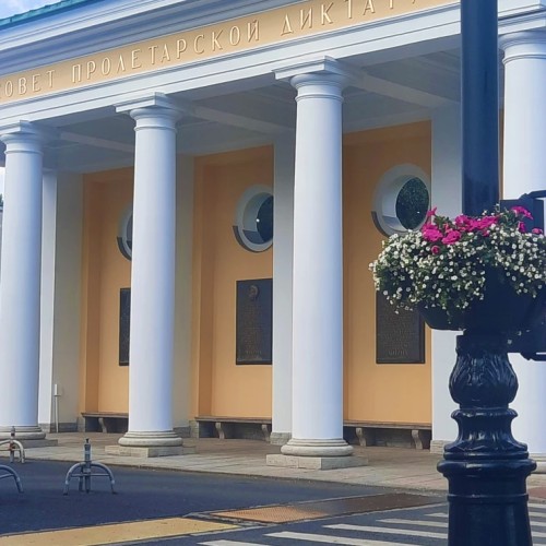 Смольный за 300 лет: от Смольного двора до убийства Кирова