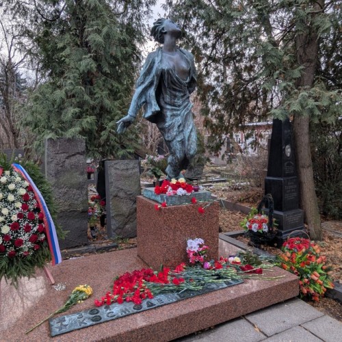 Новодевичье кладбище: легендарные имена в отражении истории