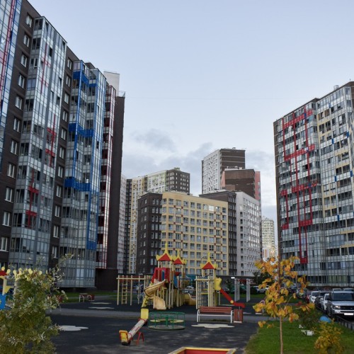 Кудрово: город цветных гигантов через дорогу от Петербурга