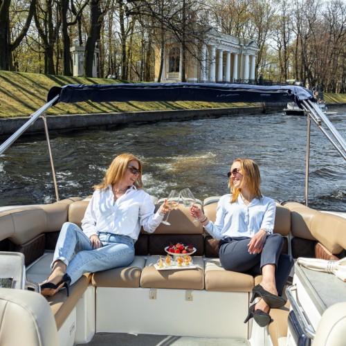 Классика Петербурга: прогулка на катере с аудиогидом или музыкой