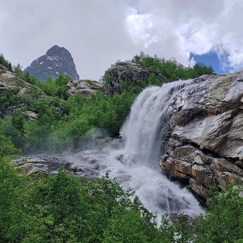 А давай в Домбай? Треккинг без рюкзаков