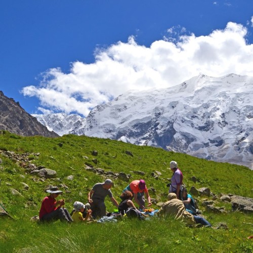 Перезагрузка в Безенги с проживанием в палатках: треккинг к ледникам, водопадам и диким турам