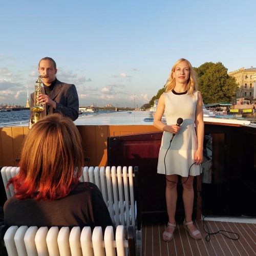 Вояж на элитном теплоходе в сопровождении гида и живой музыки