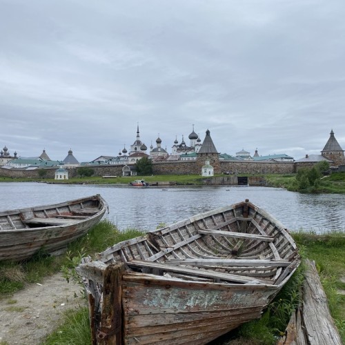 Путешествие на Соловки: погружение в историю, прогулки на катере, лодке и пешком