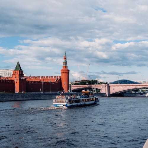По вечерней Москве — на теплоходе и автобусе
