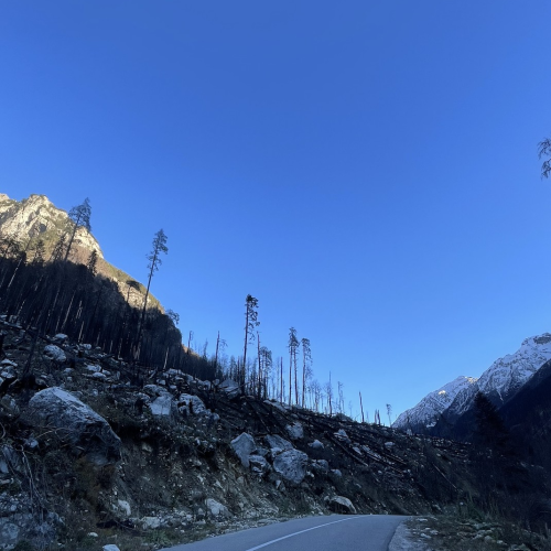 Небольшой компанией по Домбаю: от пещер до вершин и озёр