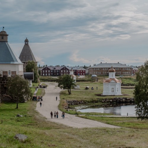Путешествие на Соловки: погружение в историю, прогулки на катере, лодке и пешком