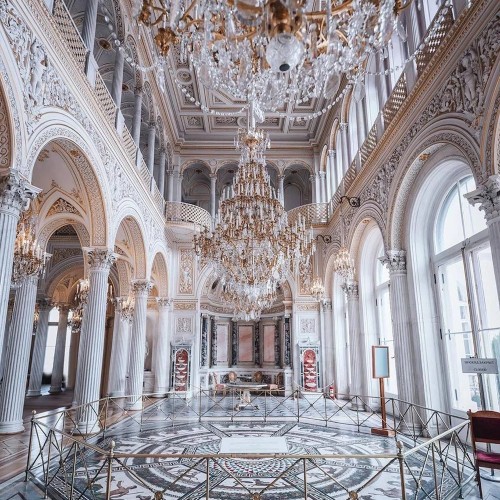 Семейная экскурсия по Эрмитажу «В гости к императорам»