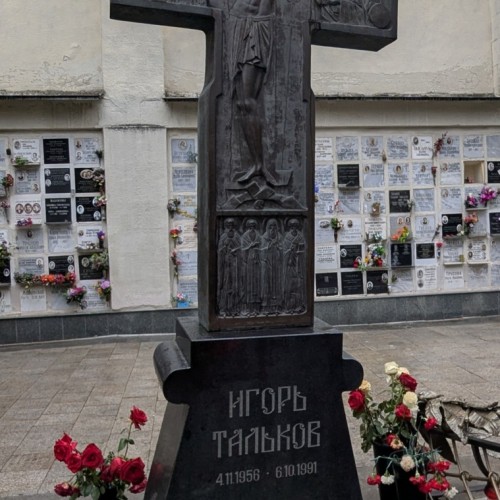 Кумиры, герои и святые старинного Ваганьковского кладбища в Москве
